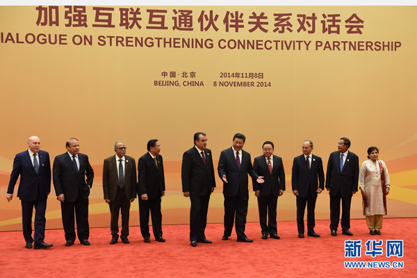11月8日，加强互联互通伙伴关系对话会在北京钓鱼台国宾馆举行。这是对话会开始前，国家主席习近平同与会各国领导人及国际组织负责人合影。 新华社记者 王晔 摄
