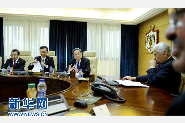 11月9日,正在约旦进行正式友好访问的全国政协主席俞正声在安曼会见约旦首相恩苏尔。 新华社记者 张铎 摄 11月9日,正在约旦进行正式友好访问的全国政协主席俞正声在安曼会见约旦首相恩苏尔。 新华社记者 张铎 摄