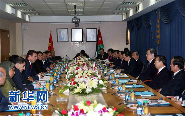 11月9日,正在约旦进行正式友好访问的全国政协主席俞正声在安曼会见约旦众议院代议长萨法迪。 新华社记者 刘卫兵 摄 11月9日,正在约旦进行正式友好访问的全国政协主席俞正声在安曼会见约旦众议院代议长萨法迪。 新华社记者 刘卫兵 摄