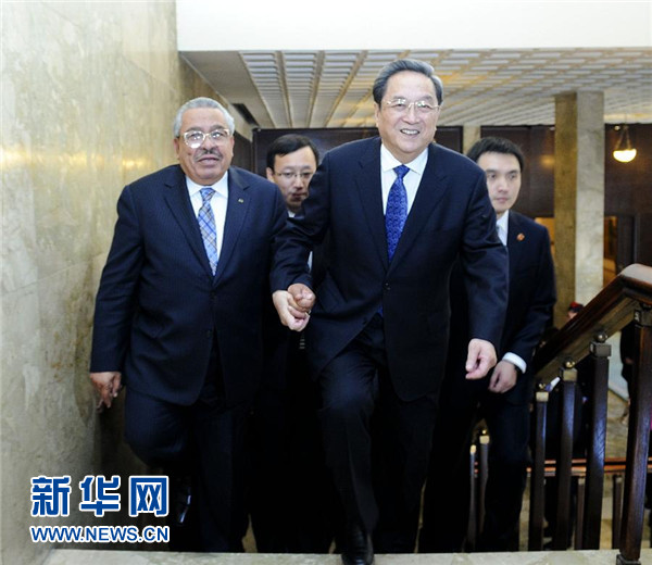 11月9日,正在约旦进行正式友好访问的全国政协主席俞正声在安曼与约旦参议长拉瓦比德进行会谈。这是会谈前,俞正声与拉瓦比德携手步入会场。新华社记者 张铎 摄 11月9日,正在约旦进行正式友好访问的全国政协主席俞正声在安曼与约旦参议长拉瓦比德进行会谈。这是会谈前,俞正声与拉瓦比德携手步入会场。新华社记者 张铎 摄