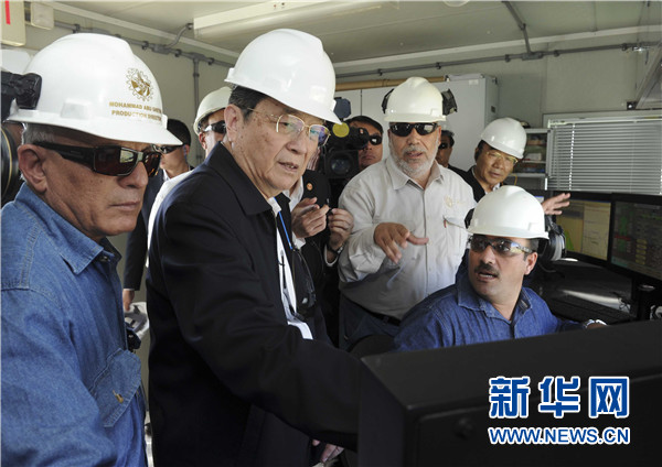 11月8日,正在约旦进行正式友好访问的全国政协主席俞正声在安曼参观阿拉伯钾肥公司。这是俞正声在采盐船上仔细询问开采情况。 新华社记者 张铎 摄 11月8日,正在约旦进行正式友好访问的全国政协主席俞正声在安曼参观阿拉伯钾肥公司。这是俞正声在采盐船上仔细询问开采情况。 新华社记者 张铎 摄