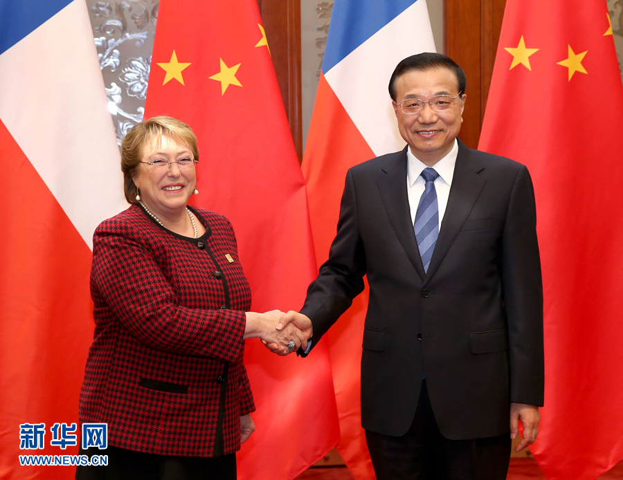 11月10日，中国国务院总理李克强在北京人民大会堂会见智利总统巴切莱特。 新华社记者 庞兴雷 摄
