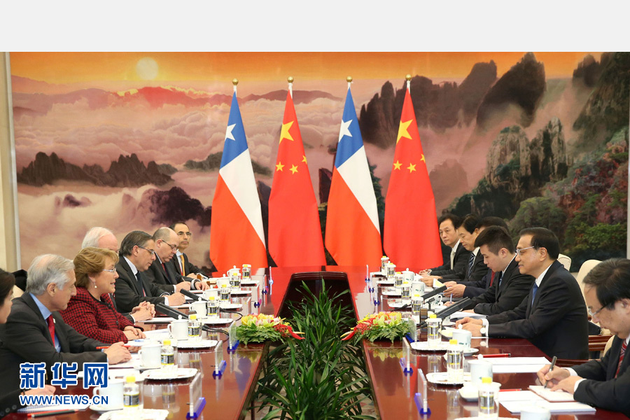 11月10日，中国国务院总理李克强在北京人民大会堂会见智利总统巴切莱特。 新华社记者 庞兴雷 摄