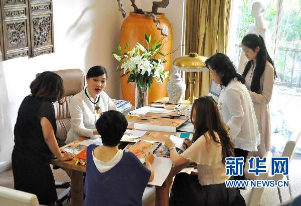 （新华网）（5）北京APEC领导人非正式会议特色中式服装亮相