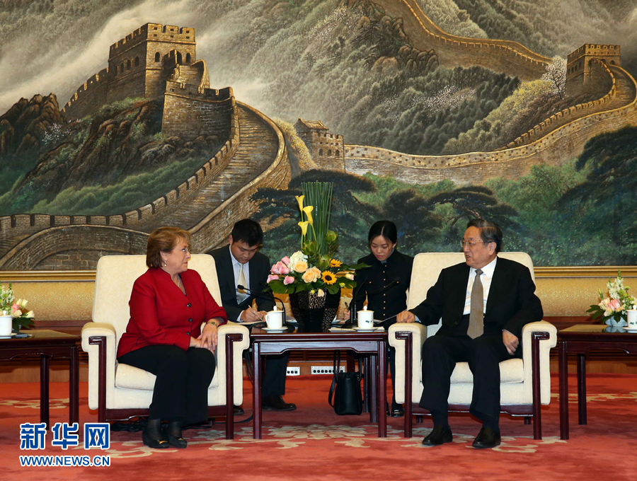 11月11日，全国政协主席俞正声在北京人民大会堂会见智利总统巴切莱特。 新华社记者 刘卫兵 摄