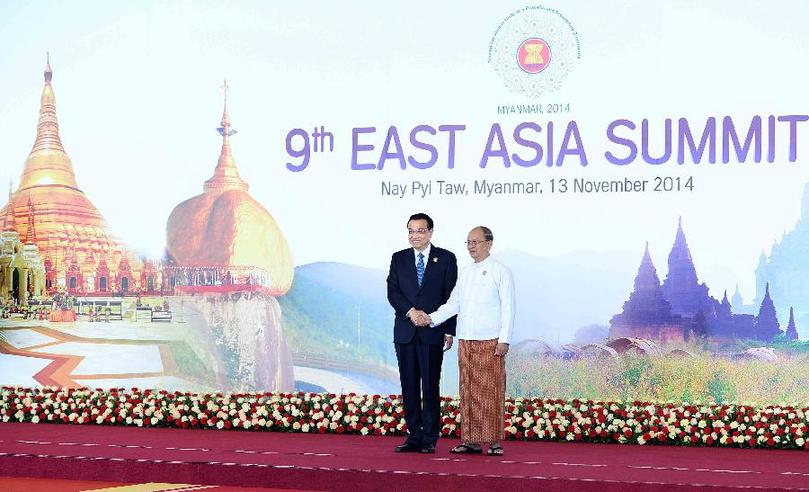 11月13日,中国国务院总理李克强在内比都出席第九届东亚峰会并发言。这是峰会开始前,东盟轮值主席国缅甸联邦共和国总统吴登盛迎接李克强总理。新华社记者 李涛 摄 11月13日,中国国务院总理李克强在内比都出席第九届东亚峰会并发言。这是峰会开始前,东盟轮值主席国缅甸联邦共和国总统吴登盛迎接李克强总理。新华社记者 李涛 摄