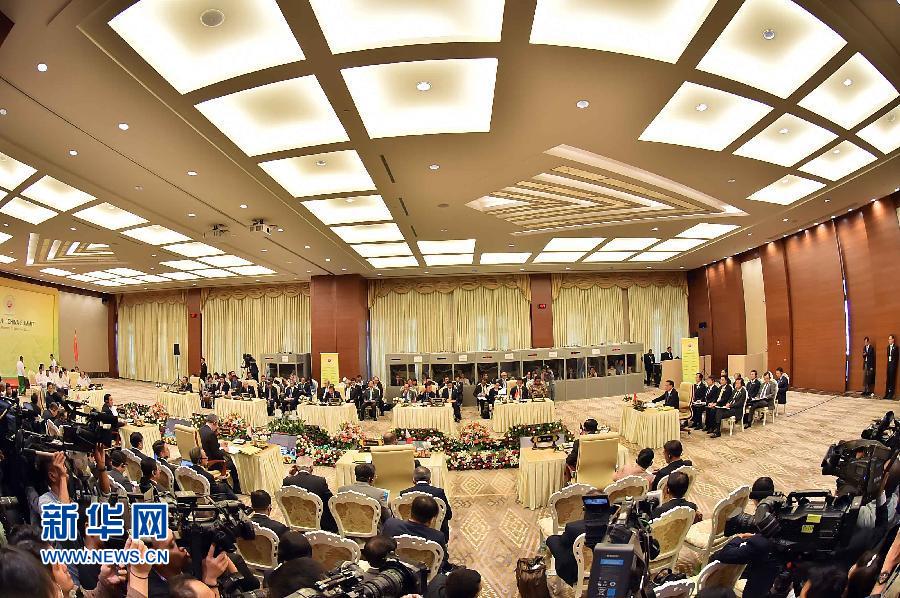 11月13日,中国国务院总理李克强在缅甸内比都出席第17次中国-东盟(10+1)领导人会议。 新华社记者 李涛 摄 11月13日,中国国务院总理李克强在缅甸内比都出席第17次中国-东盟(10+1)领导人会议。 新华社记者 李涛 摄