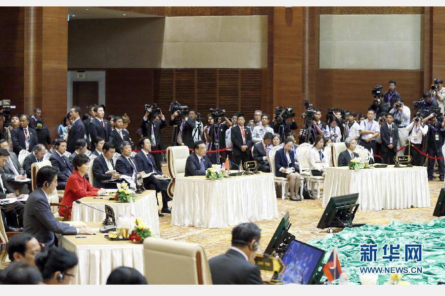 11月13日,中国国务院总理李克强在缅甸首都内比都出席第17次东盟与中日韩(10+3)领导人会议。这是李克强在会议上讲话。 新华社记者 鞠鹏 摄 11月13日,中国国务院总理李克强在缅甸首都内比都出席第17次东盟与中日韩(10+3)领导人会议。这是李克强在会议上讲话。 新华社记者 鞠鹏 摄