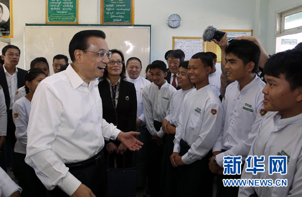 11月14日，中国国务院总理李克强来到内比都第十四中学同缅甸青少年交流。 新华社记者鞠鹏 摄 