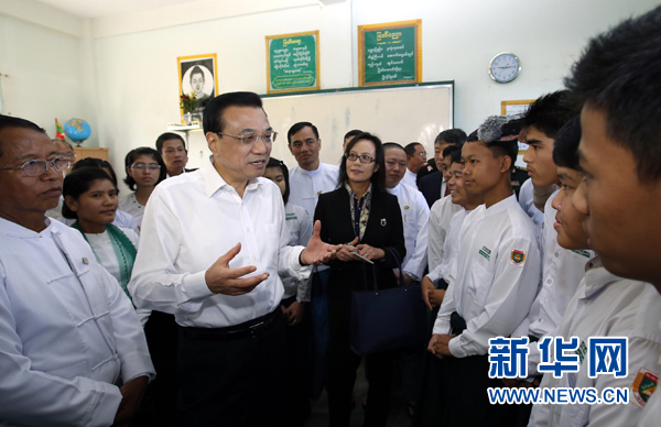 11月14日，国务院总理李克强来到内比都第十四中学同缅甸青少年交流。 新华社记者鞠鹏 摄 