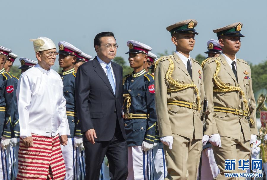 11月14日,国务院总理李克强在内比都同缅甸总统吴登盛举行会谈。这是会谈前,吴登盛在缅甸总统府前广场为李克强举行隆重的欢迎仪式。新华社记者 王晔 摄 11月14日,国务院总理李克强在内比都同缅甸总统吴登盛举行会谈。这是会谈前,吴登盛在缅甸总统府前广场为李克强举行隆重的欢迎仪式。新华社记者 王晔 摄