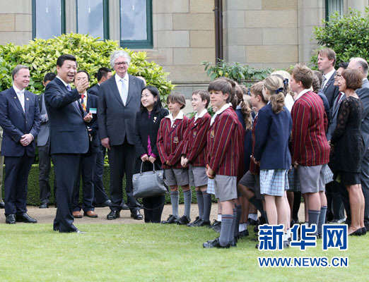 11月18日，国家主席习近平在澳大利亚塔斯马尼亚州与朗塞斯顿市斯科奇－欧克伯恩小学的小学生共同植树。新华社记者 姚大伟 摄