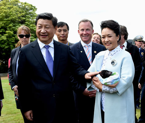 11月18日，国家主席习近平在澳大利亚塔斯马尼亚州与朗塞斯顿市斯科奇－欧克伯恩小学的小学生共同植树。这是习近平和夫人彭丽媛植树后抚摸袋獾。新华社记者 饶爱民 摄