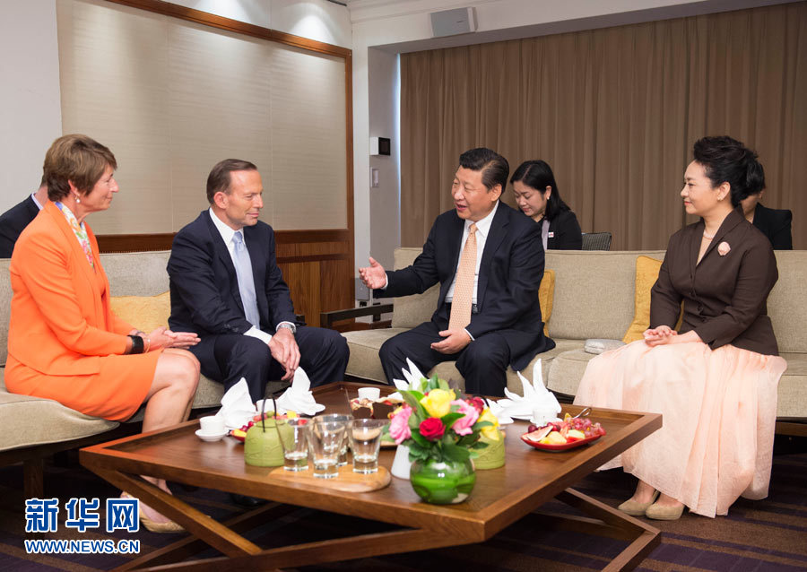 11月19日,国家主席习近平结束对澳大利亚的国事访问。离开悉尼前,澳大利亚总理阿博特夫妇专门到习近平下榻饭店同习近平和夫人彭丽媛亲切话别。新华社记者 黄敬文 摄 11月19日,国家主席习近平结束对澳大利亚的国事访问。离开悉尼前,澳大利亚总理阿博特夫妇专门到习近平下榻饭店同习近平和夫人彭丽媛亲切话别。新华社记者 黄敬文 摄