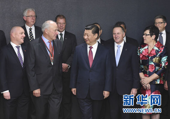 11月21日,中国国家主席习近平在奥克兰和新西兰总理约翰·基共同出席中国-新西兰市长论坛启动仪式,并在启动仪式后会见“新中关系促进委员会”主要成员。新华社记者马占成摄 11月21日,中国国家主席习近平在奥克兰和新西兰总理约翰·基共同出席中国-新西兰市长论坛启动仪式,并在启动仪式后会见“新中关系促进委员会”主要成员。新华社记者马占成摄