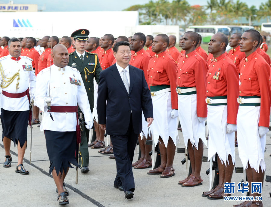 11月21日，国家主席习近平抵达楠迪，开始对斐济进行国事访问并将同太平洋建交岛国领导人举行会晤。这是习近平主席在机场出席斐济总理姆拜尼马拉马举行的隆重欢迎仪式。 新华社记者马占成摄 