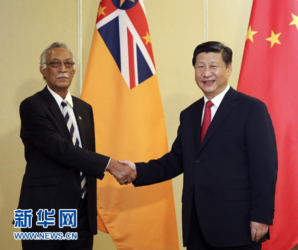 11月22日，国家主席习近平在斐济楠迪会见纽埃总理塔拉吉。新华社记者姚大伟摄 