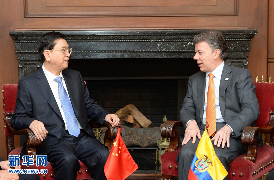 11月24日，正在哥伦比亚进行正式友好访问的全国人大常委会委员长张德江在波哥大会见哥伦比亚总统桑托斯。 新华社记者 刘建生 摄
