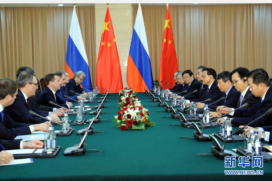 12月15日，中国国务院总理李克强在阿斯塔纳会见俄罗斯总理梅德韦杰夫。 新华社记者 饶爱民 摄