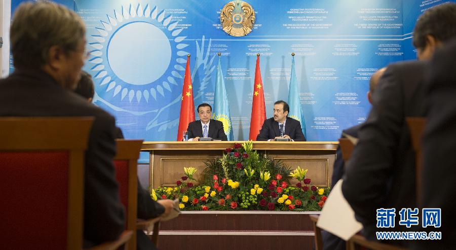 12月14日，国务院总理李克强在阿斯塔纳同哈萨克斯坦总理马西莫夫举行中哈总理第二次定期会晤后共同会见记者。 新华社记者 黄敬文 摄 