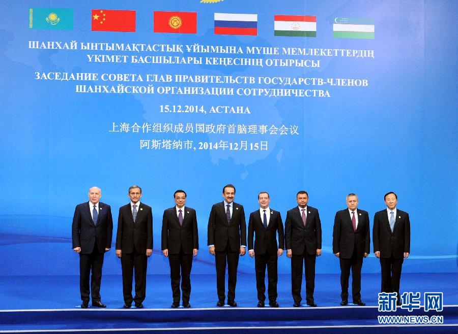 12月15日，中国国务院总理李克强在阿斯塔纳出席上海合作组织成员国政府首脑理事会第十三次会议。这是与会领导人集体合影。 新华社记者饶爱民 摄 