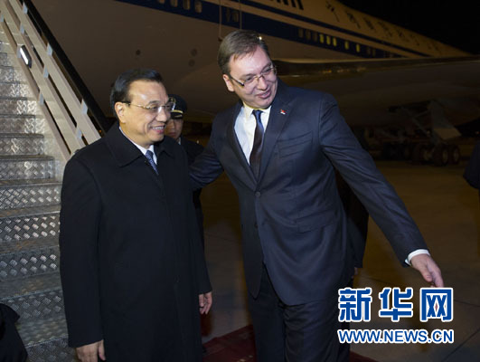 12月15日,国务院总理李克强抵达贝尔格莱德,出席中国-中东欧国家领导人会晤并正式访问塞尔维亚,塞尔维亚总理武契奇到机场迎接。新华社记者 黄敬文 摄 12月15日,国务院总理李克强抵达贝尔格莱德,出席中国-中东欧国家领导人会晤并正式访问塞尔维亚,塞尔维亚总理武契奇到机场迎接。新华社记者 黄敬文 摄