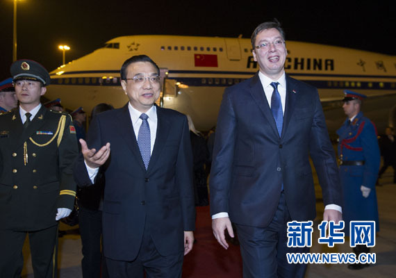 12月15日,国务院总理李克强抵达贝尔格莱德,出席中国-中东欧国家领导人会晤并正式访问塞尔维亚,塞尔维亚总理武契奇到机场迎接。新华社记者 黄敬文 摄 12月15日,国务院总理李克强抵达贝尔格莱德,出席中国-中东欧国家领导人会晤并正式访问塞尔维亚,塞尔维亚总理武契奇到机场迎接。新华社记者 黄敬文 摄