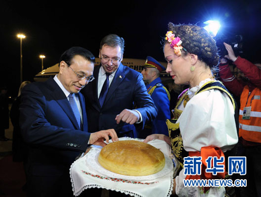 12月15日,国务院总理李克强抵达贝尔格莱德,出席中国-中东欧国家领导人会晤并正式访问塞尔维亚,塞尔维亚总理武契奇到机场迎接。新华社记者 饶爱民 摄 12月15日,国务院总理李克强抵达贝尔格莱德,出席中国-中东欧国家领导人会晤并正式访问塞尔维亚,塞尔维亚总理武契奇到机场迎接。新华社记者 饶爱民 摄