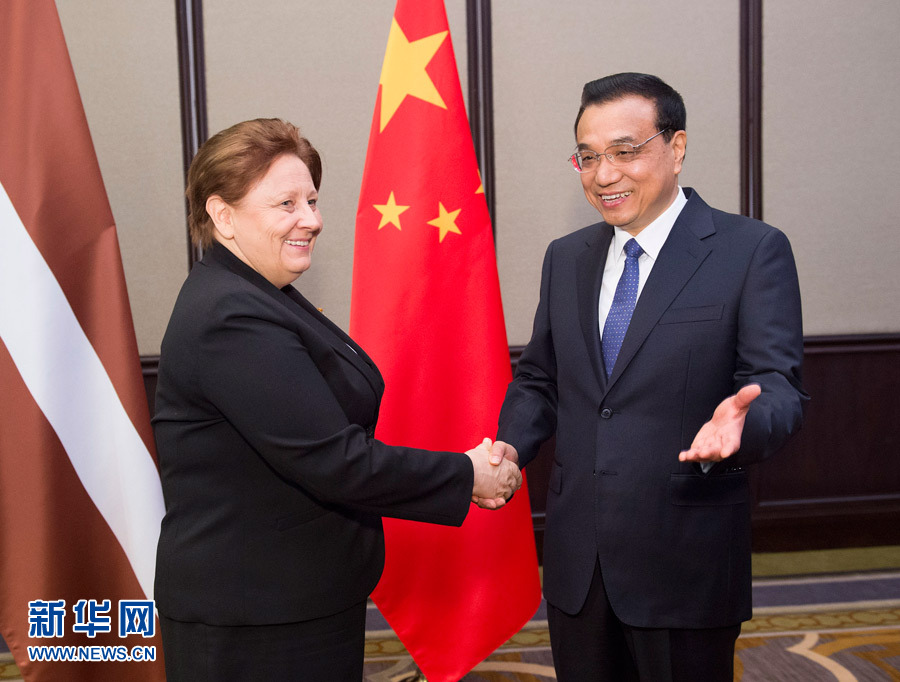    12月16日，中国国务院总理李克强在贝尔格莱德会见拉脱维亚总理斯特劳尤马。 新华社记者黄敬文摄