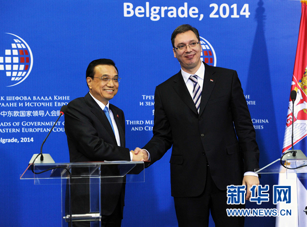 12月16日，国务院总理李克强在贝尔格莱德出席第三次中国-中东欧国家领导人会晤后，与塞尔维亚总理武契奇共同会见记者。 新华社记者饶爱民 摄