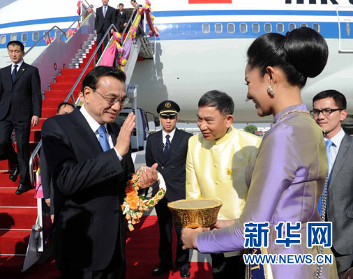 12月19日,中国国务院总理李克强抵达曼谷,出席大湄公河次区域经济合作领导人第五次会议。新华社记者饶爱民摄 12月19日,中国国务院总理李克强抵达曼谷,出席大湄公河次区域经济合作领导人第五次会议。新华社记者饶爱民摄