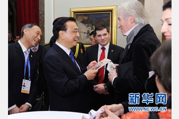 12月18日,中国国务院总理李克强在贝尔格莱德市政厅接受“贝尔格莱德荣誉市民”证书,塞尔维亚总理武契奇陪同出席。随后,李克强同塞各界知名人士亲切会见并互动交流。这是李克强同电影《瓦尔特保卫萨拉热窝》的演员萨马尔季奇亲切交谈。新华社记者 饶爱民 摄 12月18日,中国国务院总理李克强在贝尔格莱德市政厅接受“贝尔格莱德荣誉市民”证书,塞尔维亚总理武契奇陪同出席。随后,李克强同塞各界知名人士亲切会见并互动交流。这是李克强同电影《瓦尔特保卫萨拉热窝》的演员萨马尔季奇亲切交谈。新华社记者 饶爱民 摄