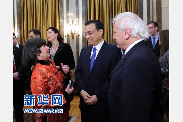 12月18日,中国国务院总理李克强在贝尔格莱德市政厅接受“贝尔格莱德荣誉市民”证书,塞尔维亚总理武契奇陪同出席。随后,李克强同塞各界知名人士亲切会见并互动交流。这是李克强同汉学家波普—采尼奇夫妇亲切交谈。新华社记者 饶爱民 摄 12月18日,中国国务院总理李克强在贝尔格莱德市政厅接受“贝尔格莱德荣誉市民”证书,塞尔维亚总理武契奇陪同出席。随后,李克强同塞各界知名人士亲切会见并互动交流。这是李克强同汉学家波普—采尼奇夫妇亲切交谈。新华社记者 饶爱民 摄