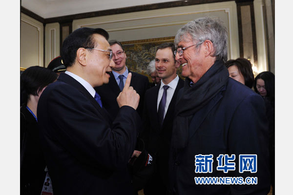 12月18日,中国国务院总理李克强在贝尔格莱德市政厅接受“贝尔格莱德荣誉市民”证书,塞尔维亚总理武契奇陪同出席。随后,李克强同塞各界知名人士亲切会见并互动交流。这是李克强同著名足球教练米卢蒂诺维奇亲切交谈。新华社记者 饶爱民 摄 12月18日,中国国务院总理李克强在贝尔格莱德市政厅接受“贝尔格莱德荣誉市民”证书,塞尔维亚总理武契奇陪同出席。随后,李克强同塞各界知名人士亲切会见并互动交流。这是李克强同著名足球教练米卢蒂诺维奇亲切交谈。新华社记者 饶爱民 摄