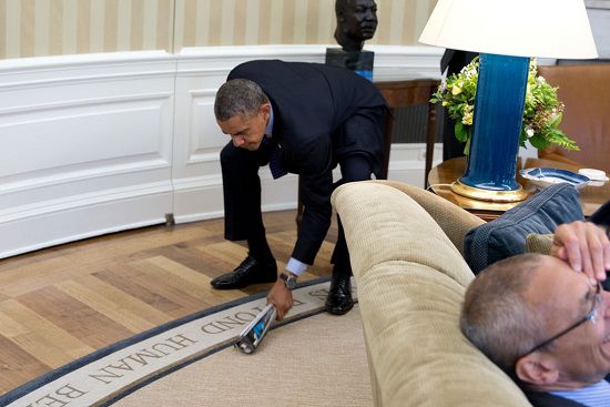 奥巴马白宫打苍蝇动作&ldquo;华丽&rdquo;引幕僚大笑（图）