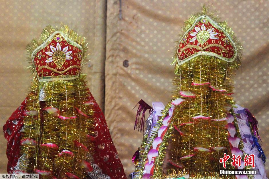 巴基斯坦50对新人集体婚礼 身着传统服饰齐遮面