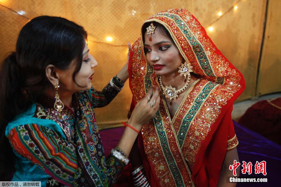巴基斯坦50对新人集体婚礼 身着传统服饰齐遮面