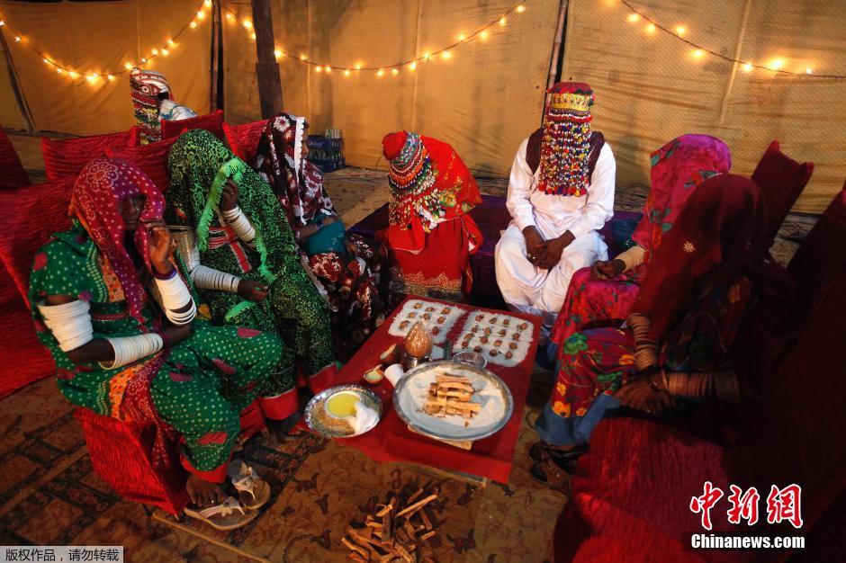 巴基斯坦50对新人集体婚礼 身着传统服饰齐遮面