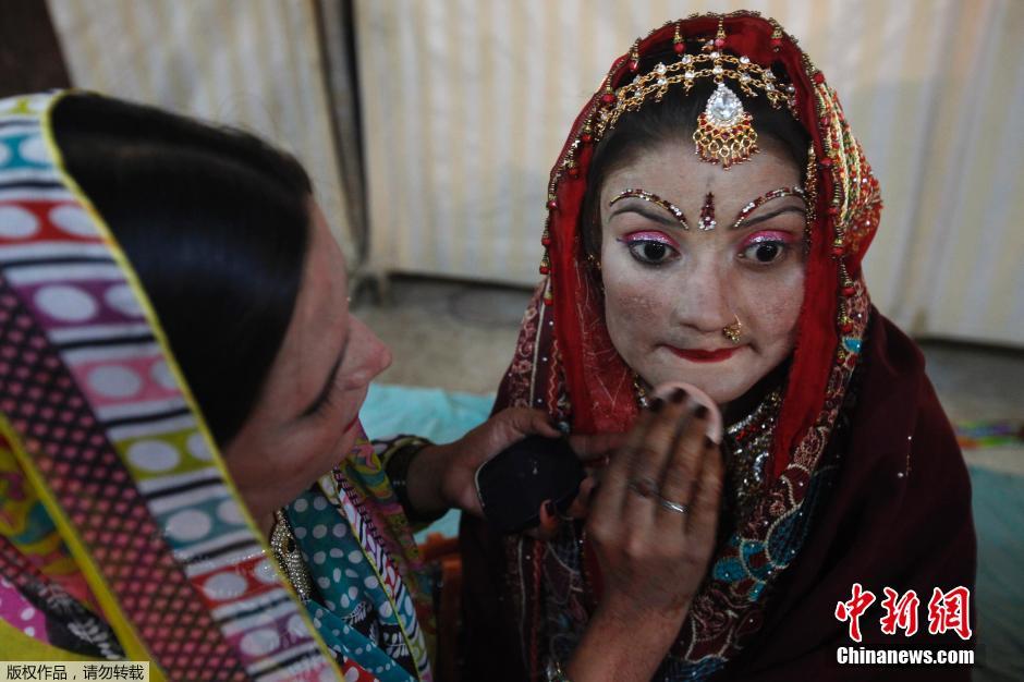 巴基斯坦50对新人集体婚礼 身着传统服饰齐遮面