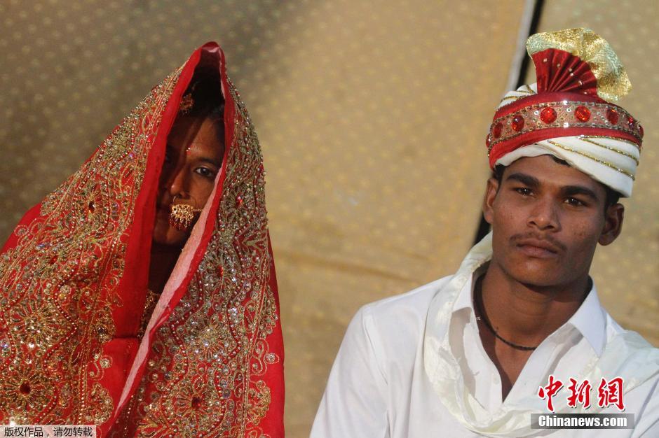巴基斯坦50对新人集体婚礼 身着传统服饰齐遮面
