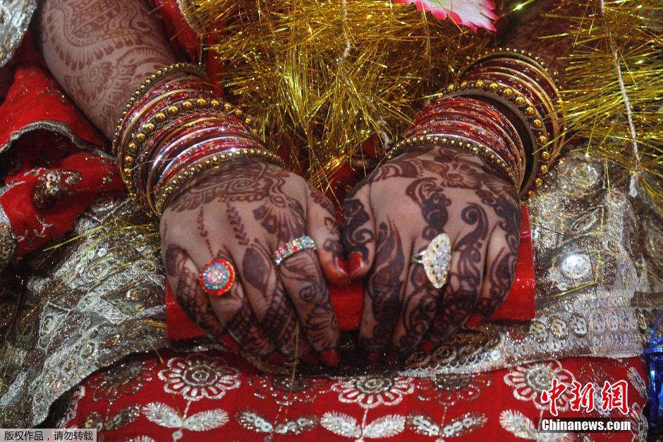 巴基斯坦50对新人集体婚礼 身着传统服饰齐遮面