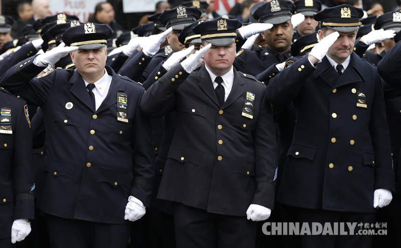 纽约举行被枪杀华裔警察葬礼 数千警察民众参加