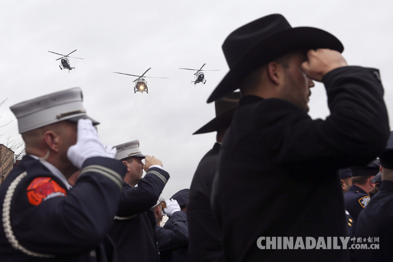 纽约举行被枪杀华裔警察葬礼 数千警察民众参加