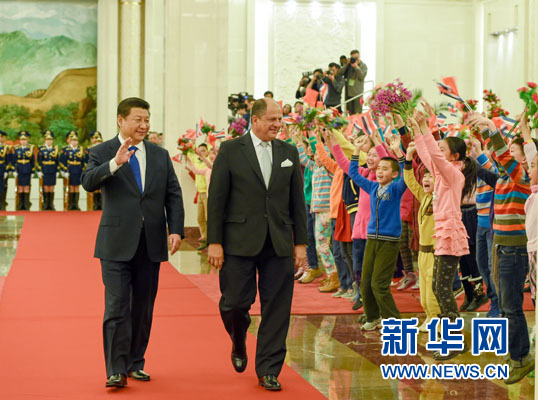 1月6日，国家主席习近平在北京人民大会堂同哥斯达黎加总统索利斯举行会谈。这是会谈前，习近平在人民大会堂北大厅为索利斯举行欢迎仪式。新华社记者 李学仁 摄