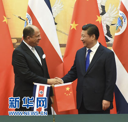 1月6日，中国国家主席习近平在北京人民大会堂同哥斯达黎加总统索利斯举行会谈。这是习近平与索利斯在签字仪式后握手。 新华社记者 张铎 摄