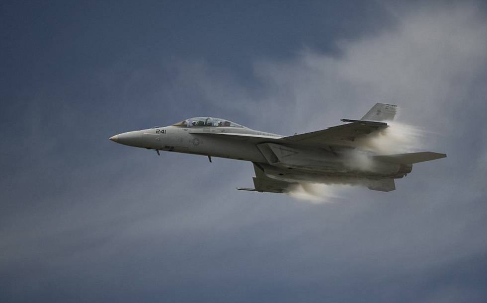 美大黄蜂战机突破音障奇观:形成壮观蒸汽锥(高清组图)