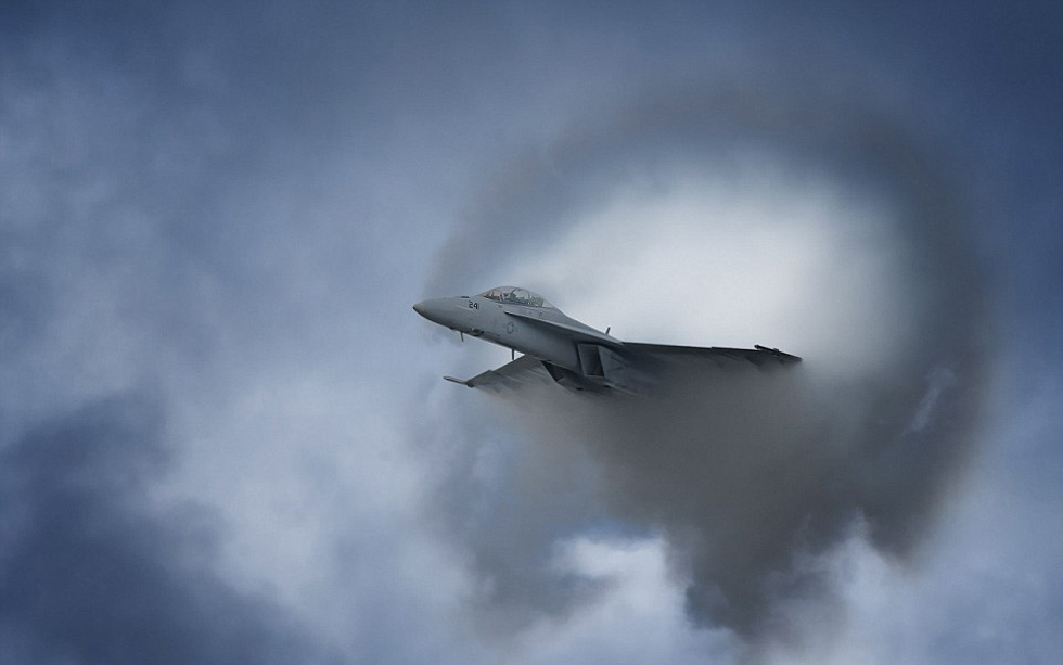 美大黄蜂战机突破音障奇观:形成壮观蒸汽锥(高清组图)