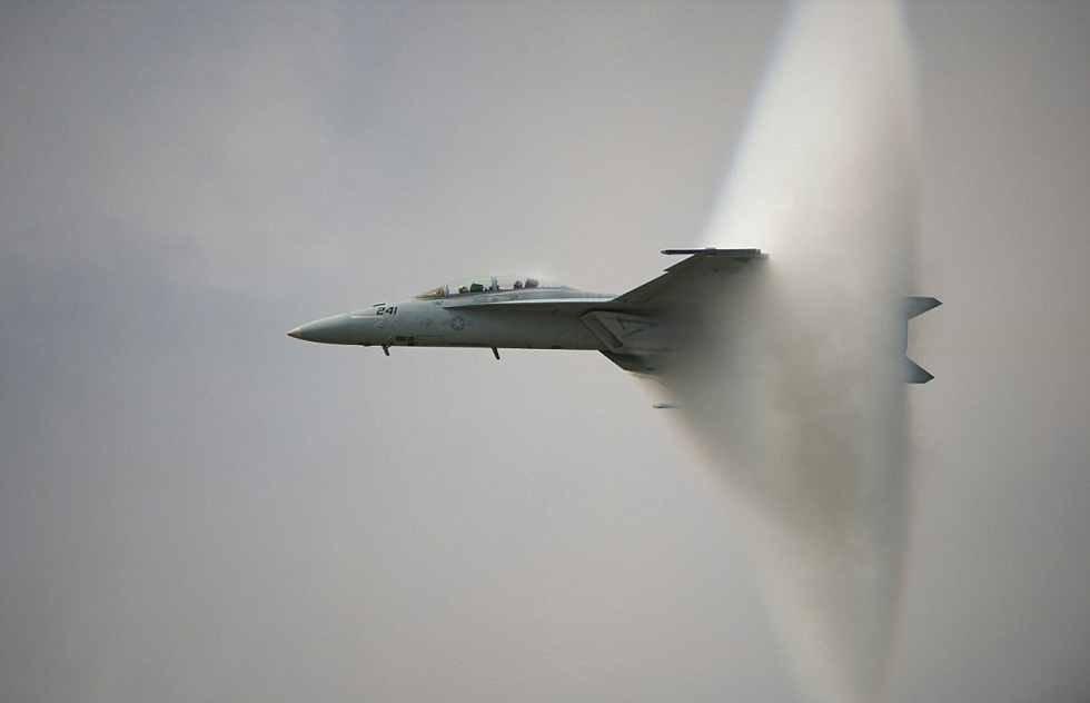 美大黄蜂战机突破音障奇观:形成壮观蒸汽锥(高清组图)