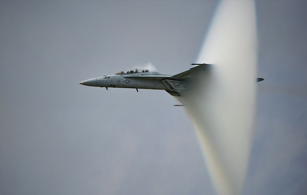 美大黄蜂战机突破音障奇观:形成壮观蒸汽锥(高清组图)