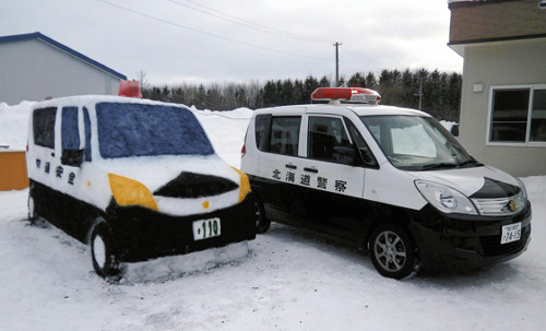 雪人已经过时了：日本警察堆出&ldquo;雪警车&rdquo;（图）